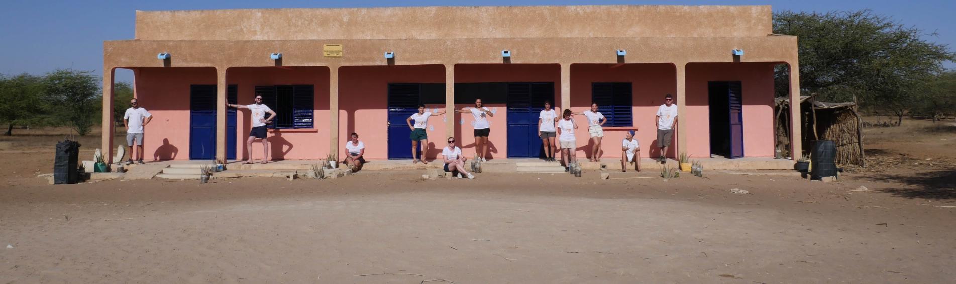 Les volontaires de l'AST67 devant un bâtiment fraîchement rénové au Sénégal en 2022